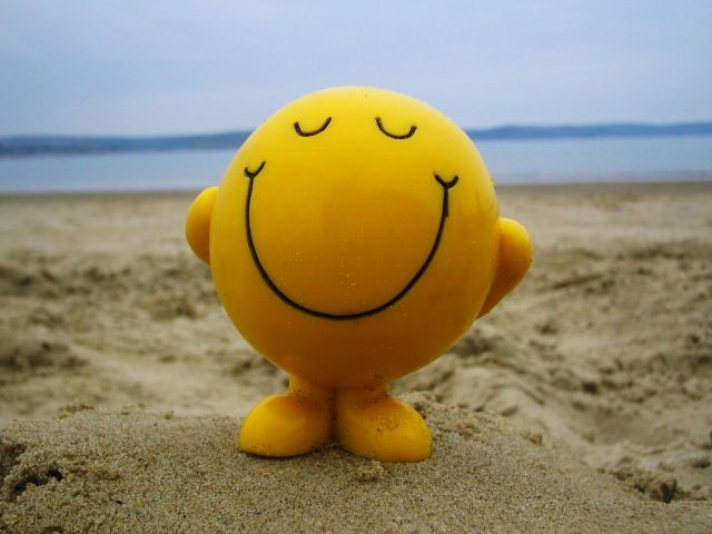 bola-amarilla-sonrisa-playa.jpg