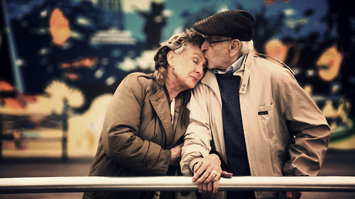 ancianos-beso-frente