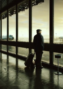 anciano-aeropuerto-ventanal